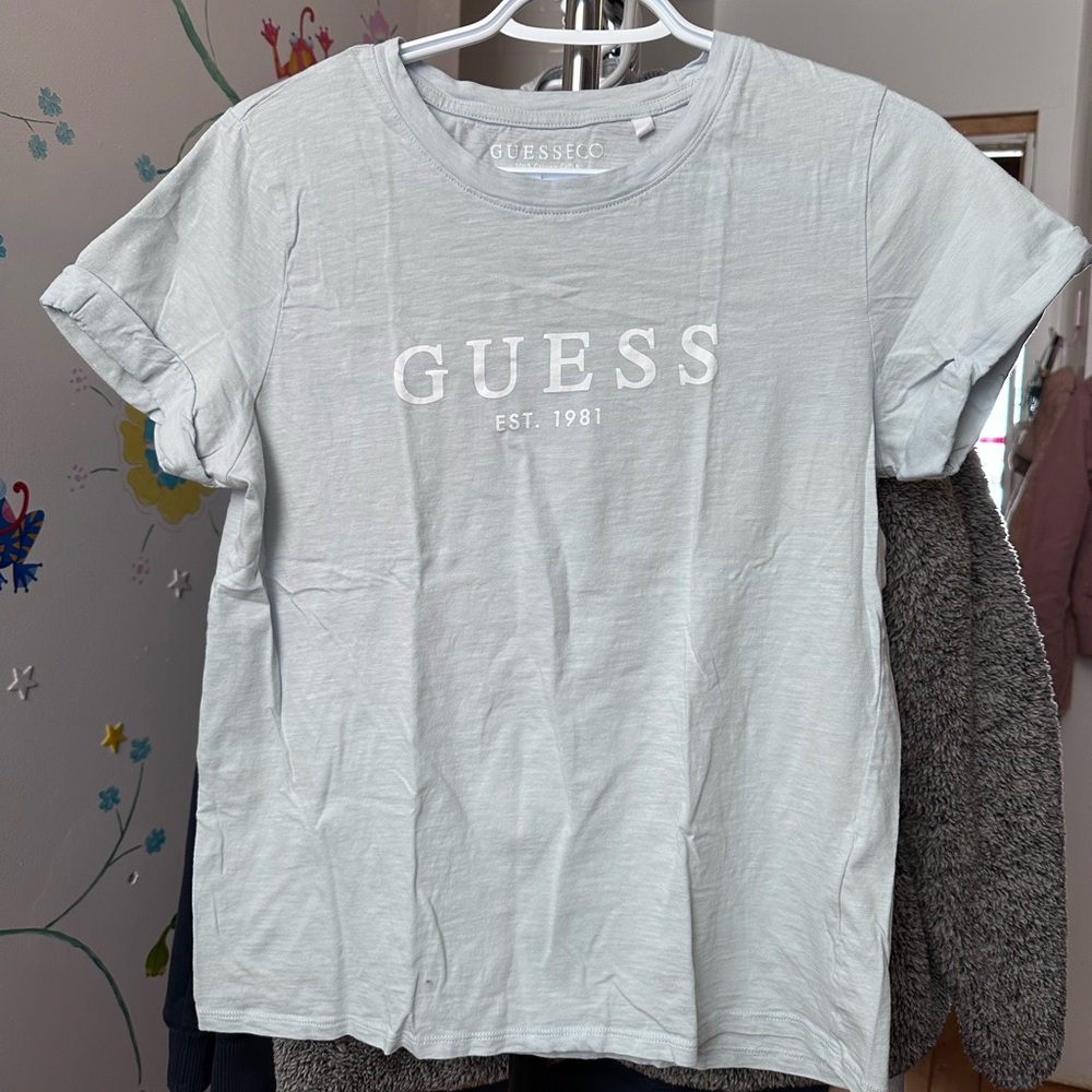 GUESS Eco 1981 Rolled cuff logo tee